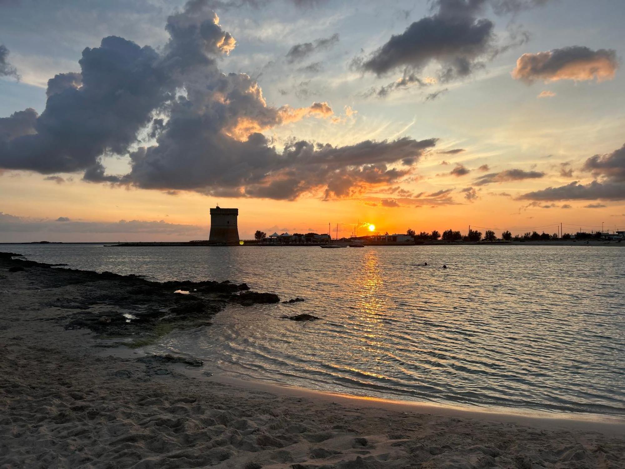 Salento Casa Vacanza Il Focolare Torchiarolo Luaran gambar